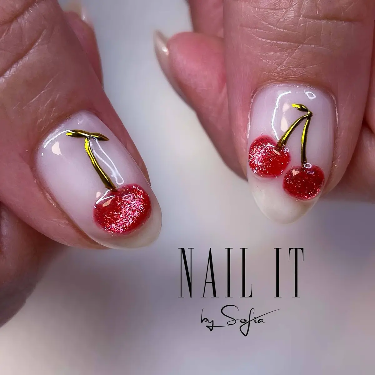 Detaljerad nail art med körsbär i 3D