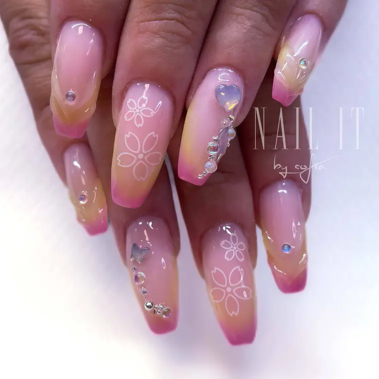 Blommig nail art på naglar i coffin-form