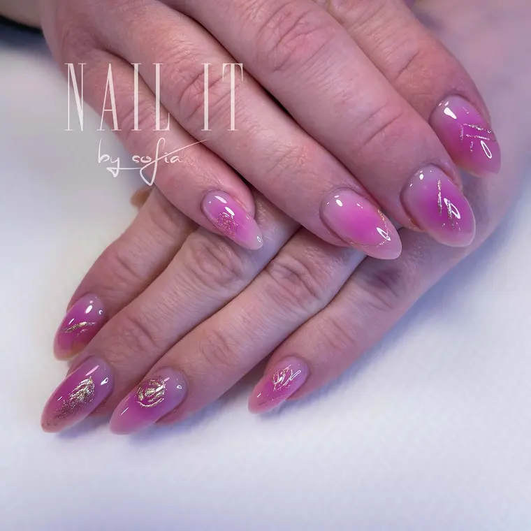 Naglar i mauve med skimrande finish