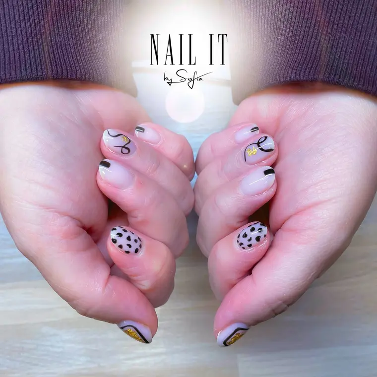 Minimalistisk nageldesign med liten prick