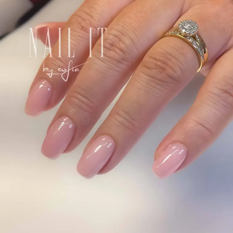Nude naglar med glansig finish och ring