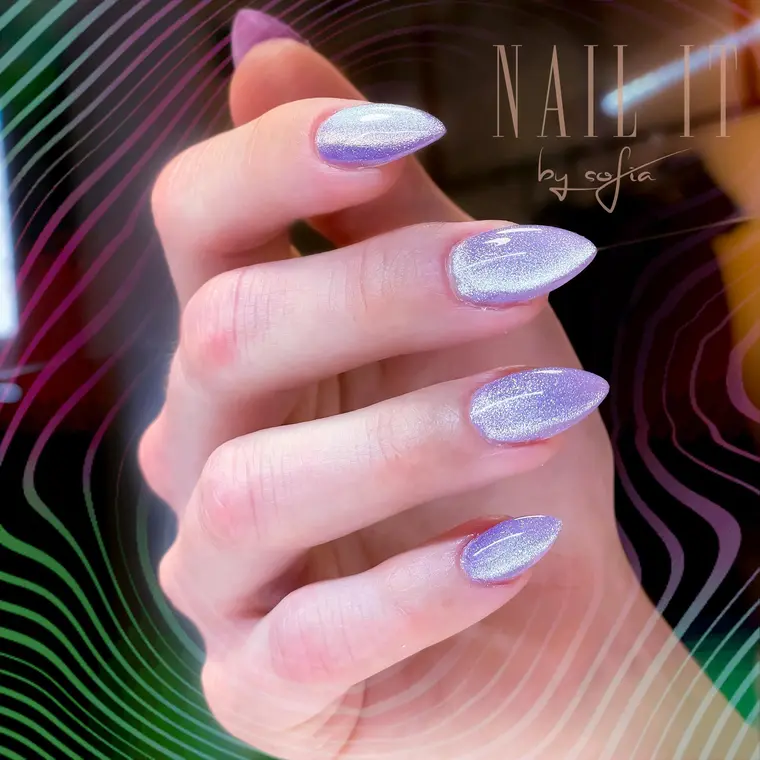 Pärlemorchrome på naturlig nagellängd
