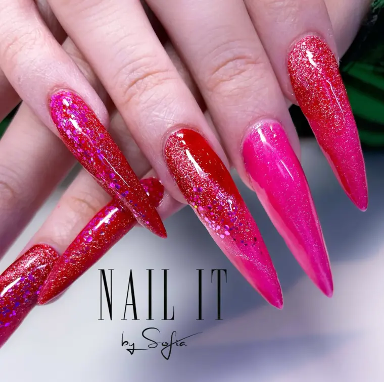 Långa naglar med rosa glitter