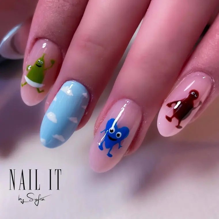 Nail art med tecknad karaktär mot blå bakgrund