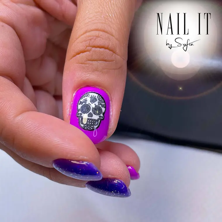 Nail art med sugar skull-motiv