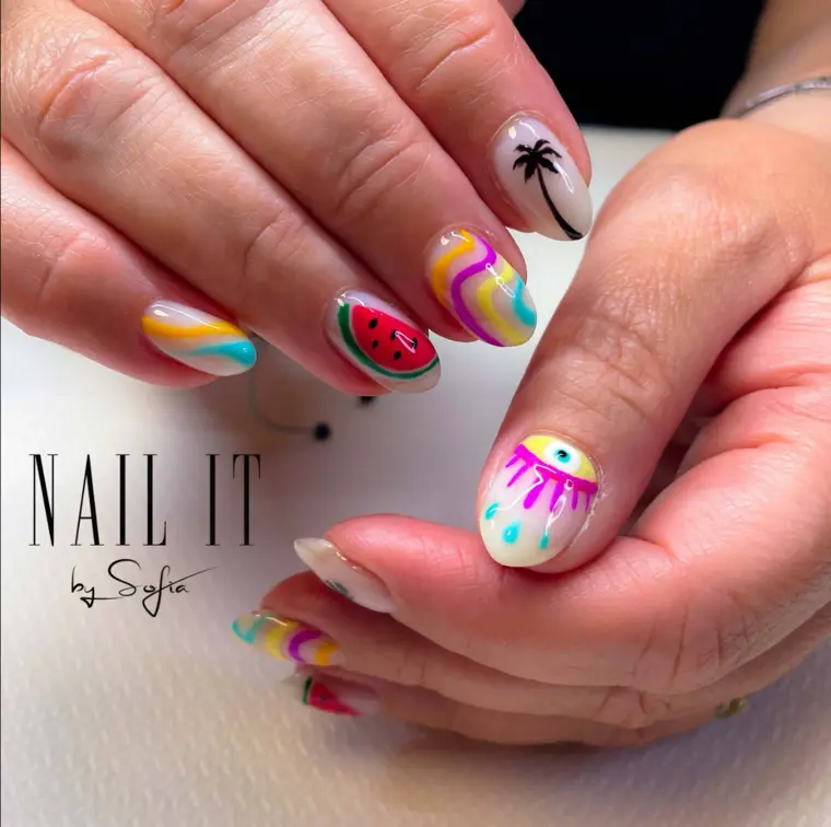 Färgstark tropisk nail art